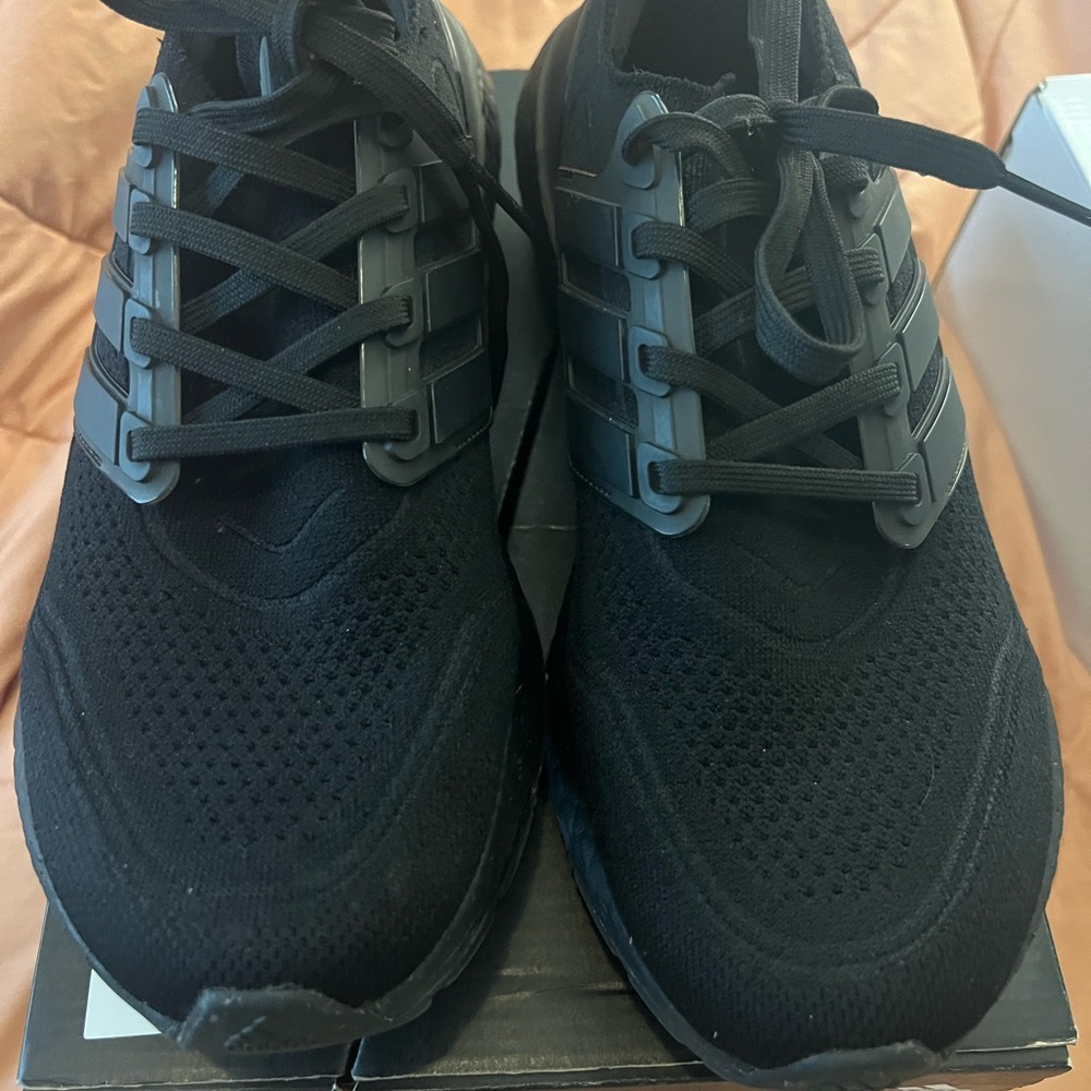 Black ultraboost